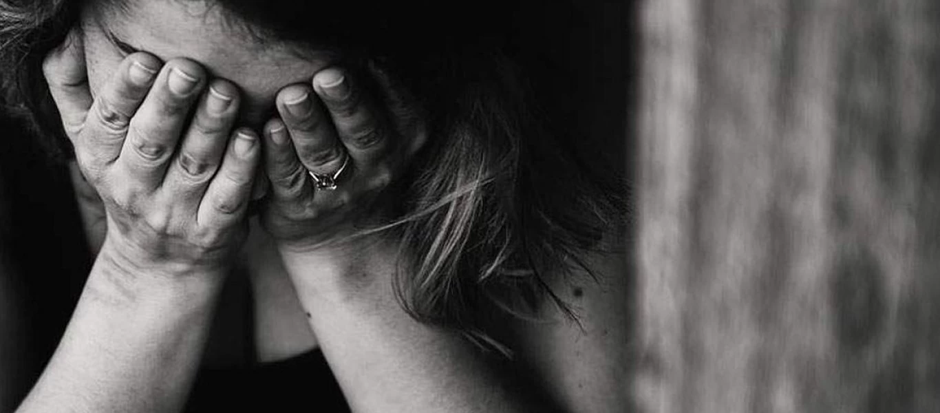 «Λύνει» τη σιωπή της 15χρονη που βιaζόταν από τον πατριό της: «Όταν το είπα στη μαμά με χτύπησε πάρα πολύ»